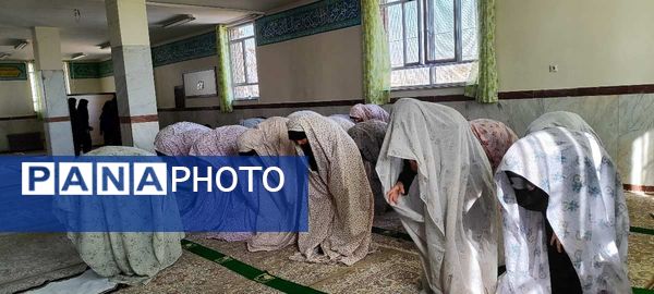 استقبال بی‌نظیر دانش‌آموزان از برگزاری نماز جماعت و زیارت عاشورا در مدرسه قاضی طباطبایی اسلامشهر