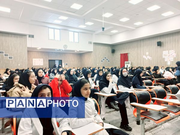 نمایشگاه دست‌سازه در دبیرستان مصلی نزاد حضرت زهرا(س) ناحیه سه