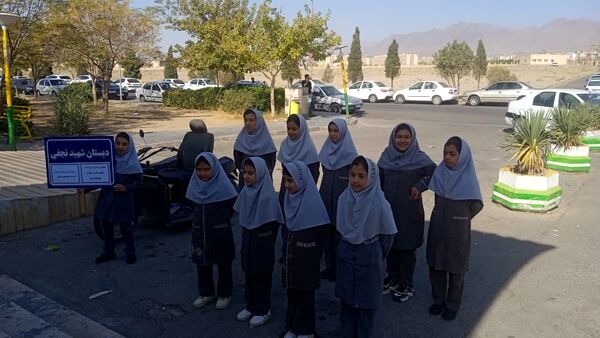 قدردانی پیشتازان دبستان شهید نجفی فدافن از پرستاران بیمارستان حضرت ابوالفضل 