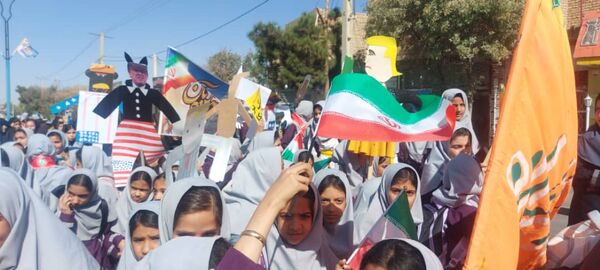 حضور پرشور دانش آموزان مدارس شهرستان خاتم در راهپیمایی ۱۳ آبان 