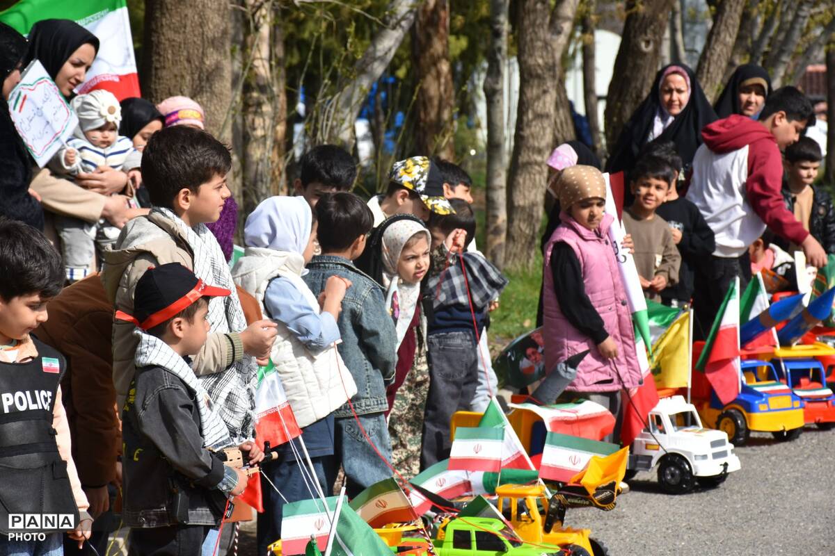 پرچم ایران در دستان کوچک؛ رژه کودکانه امام رضایی‌ها در قروه