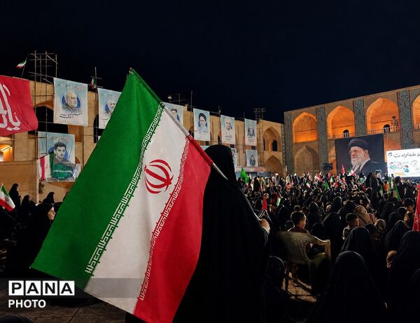 تجمع مردم دارالعباده یزد در حسینیه امیرچخماق با حضور چهره‌های شبکه پویا
