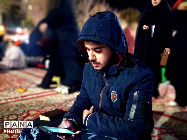 مردم کاشمر در کف خیابان و در هوای سرد احیا داشتند