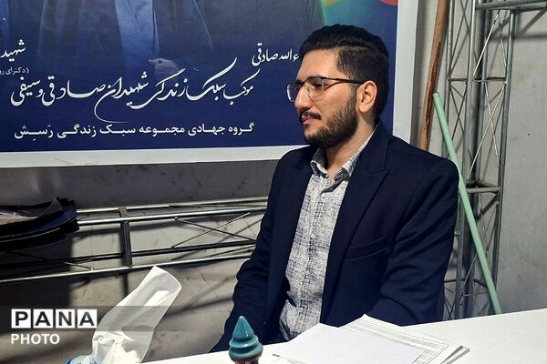 دختران «جان فدای ایران» در میدان امام خمینی(ره) ورامین 