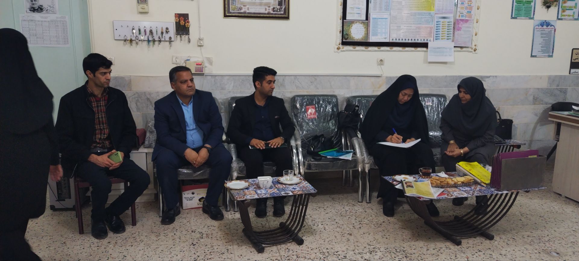 بازدید استانی کارشناس بهداشت از دبیرستان شهید محمدی پور