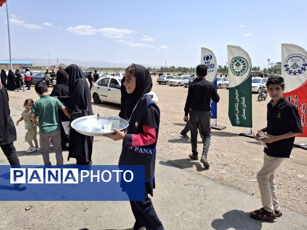 خدمت‌رسانی موکب‌ سازمان دانش‌آموزی استان سمنان به جاماندگان اربعین 