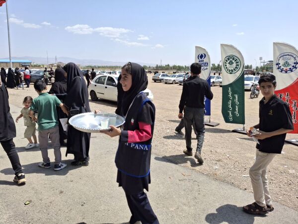 خدمت‌رسانی موکب‌ سازمان دانش‌آموزی استان سمنان به جاماندگان اربعین 