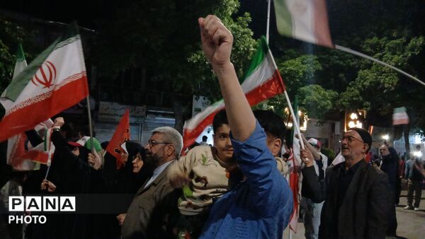 مشت ها بر فراز آسمان نیشابور نمایان شد 