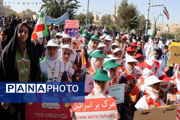حضور پرشور دانش‌آموزان پاکدشتی در راهپیمایی روز ۱۳ آبان