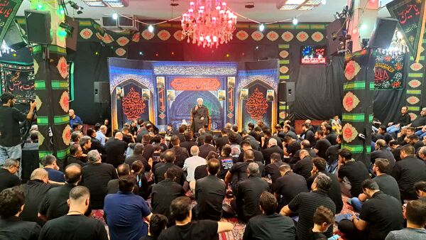 تجمع عظیم عاشقان در روز عاشورا به یاد امام حسین(ع)