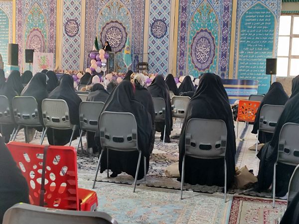 دکلمه‌خوانی دانش‌آموزان در مقابل مادران شهرستان قدس به‌مناسبت روز مادر