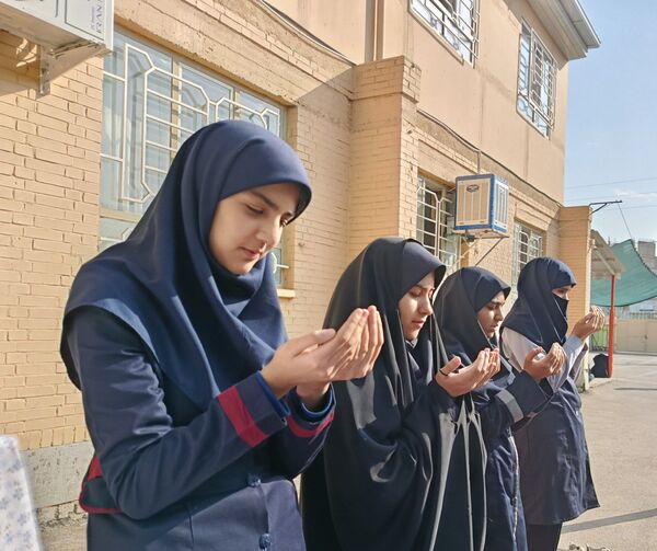 اقامه نماز باران در دبیرستان دخترانه یک وکیلی 3