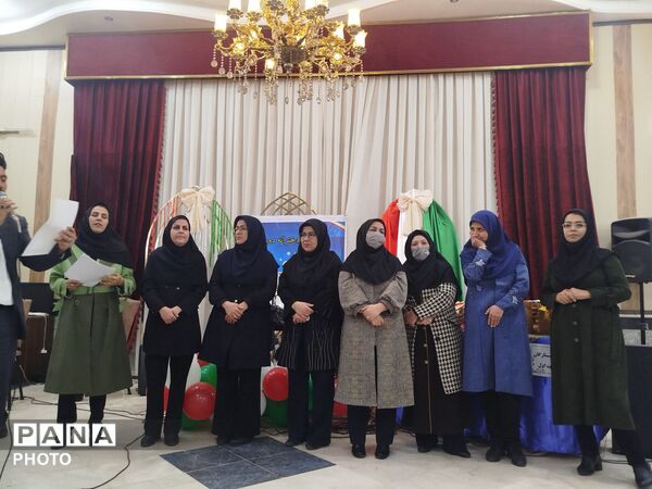 مراسم تقدیر و تشکر از دانش آموزان برتر درسی، اخلاقی و نماز جماعت در دبیرستان دخترانه دانشور 2 