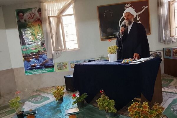 اجرای سومین نشست قرآنی در مدارس با حضور امام جمعه قرچک در دبیرستان شهدای محراب