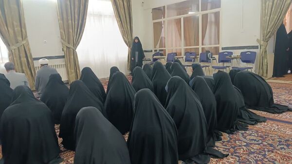 برپایی نماز جماعت در مکتب النرجس