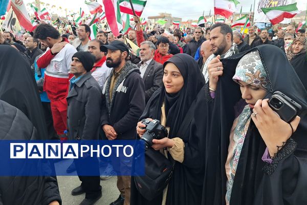 حضور اقشار مختلف مردم پردیس در راهپیمایی ۲۲بهمن 