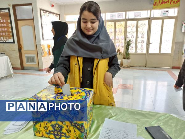 انتخابات شورای دانش آموزی در دبیرستان دخترانه ۱۳ آبان