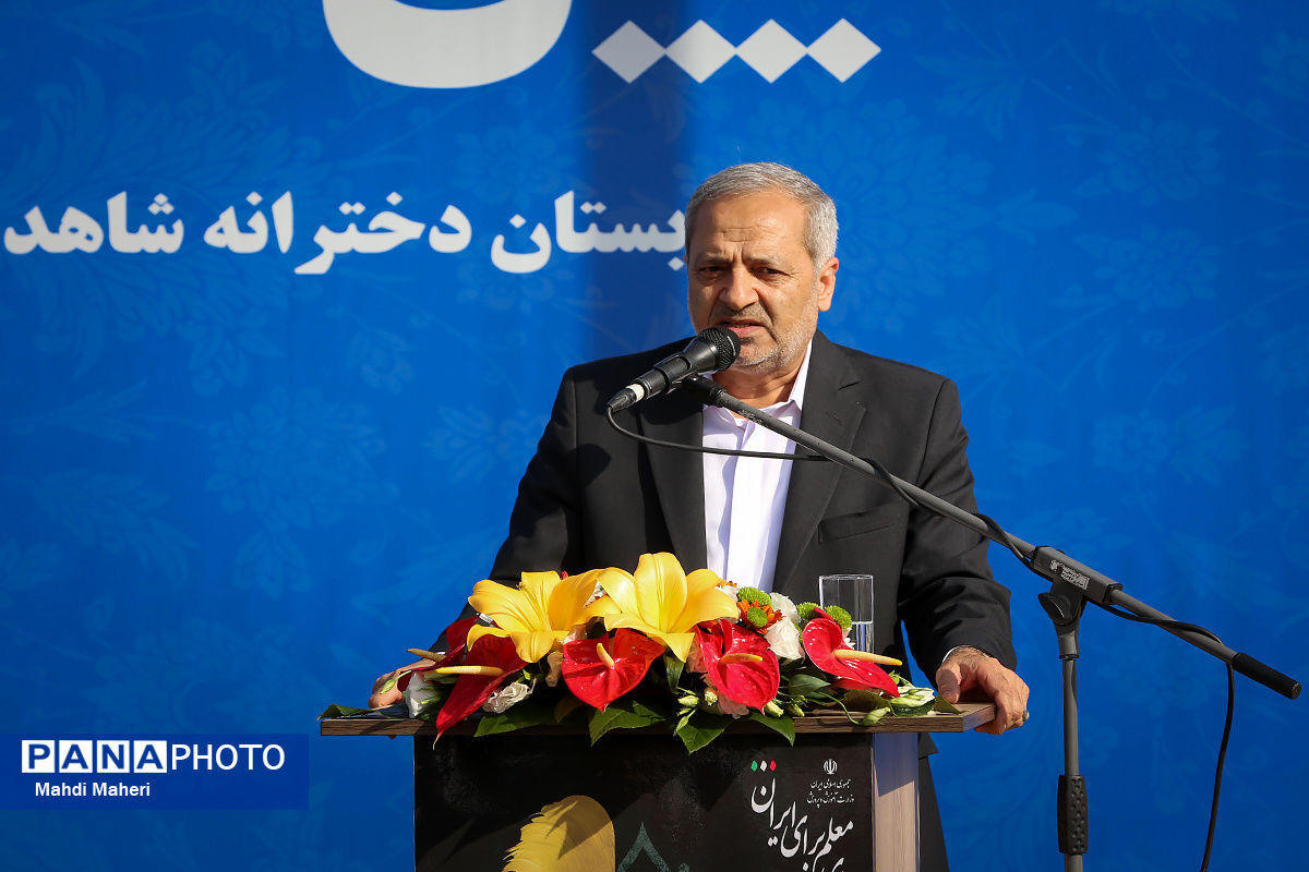 شروع ثبت‌نام آزمون استخدامی وزارت آموزش و پرورش در آینده نزدیک/ عضویت 300 هزار معلم در اجتماعات یادگیری