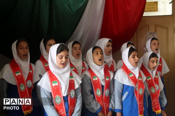 افتتاح زمین چمن مصنوعی در مدرسه شهید صفدری سه گنبد 