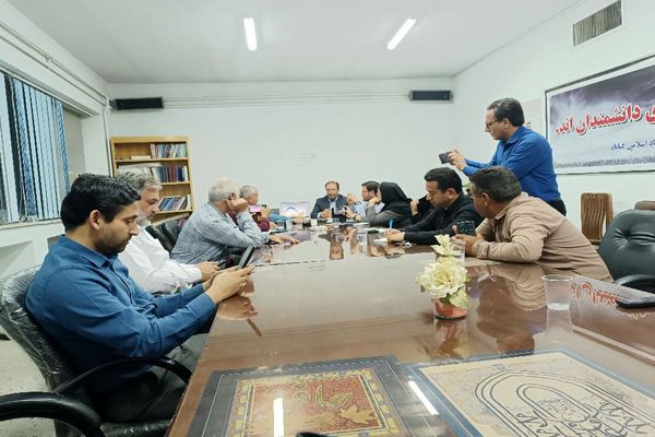 نشست هفتگی خبرنگاران گناباد با محوریت بحران کم‌آبی 