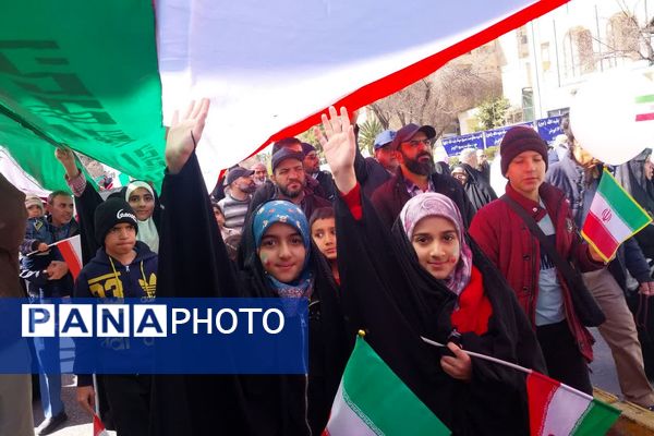 حضور پرشور مردم شیراز در راهپیمایی 22 بهمن، خون تازه در رگ‌های انقلاب 