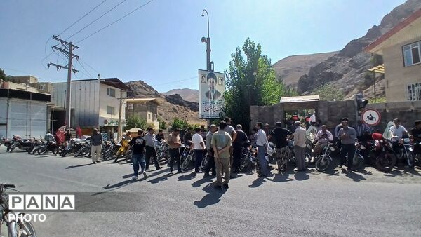 تجهیز و ایمن‌سازی راکبان موتورسیکلت در روستای کندر با حضور مسئولان راهور و آموزش و پرورش 