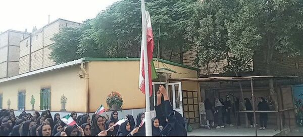 آیین بازگشایی مدارس و استقبال از دانش آموزان در دبیرستان میرزا جعفر سروقد ناحیه یک مشهد
