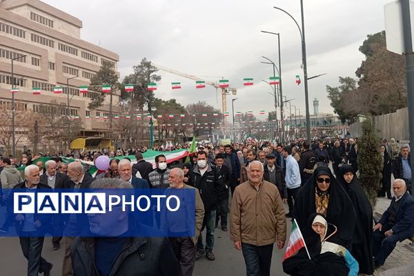 حضور اقشار مختلف مردم شهرری در راهپیمایی ۲۲ بهمن