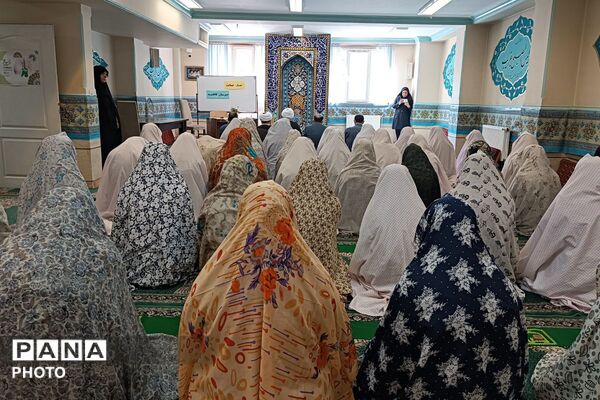 اقامه نماز جماعت در دبیرستان فاطمیه