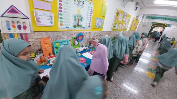 نمایشگاه هفته پژوهش در دبستان شاهد تحقیقی ناحیه ۶ مشهد مقدس