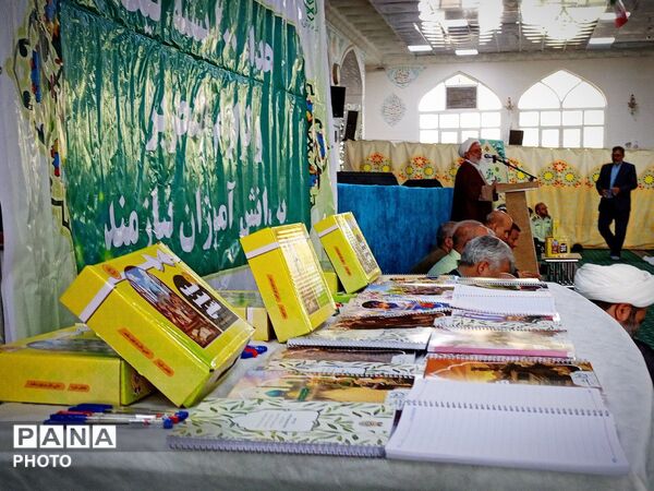 تهیه و توزیع لوازم تحریر بین جامعه هدف در کاشمر