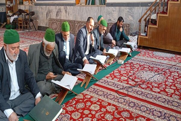 آخرین روز از اعتکاف دانش آموزی انس با خدا  در مسجد جامع شهر بار نیشابور