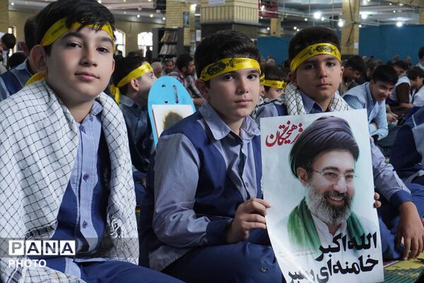 نمازجمعه؛ جلوه‌ای از وحدت و همبستگی دانش‌آموزان در هفته بسیج دانش‌آموزی