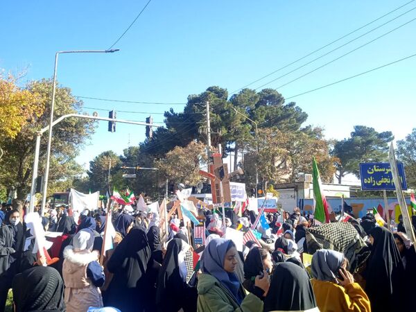حضور پر شور دانش آموزان نیشابوری در راهپیمایی ١٣ آبان