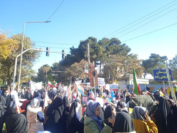 حضور پر شور دانش آموزان نیشابوری در راهپیمایی ١٣ آبان
