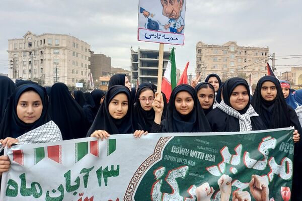 حضور پرشکوه دانش‌آموزان کهریزک و باقرشهر در راهپیمایی ۱۳ آبان
