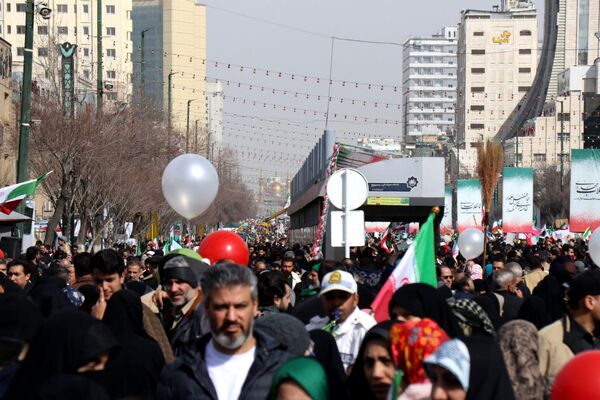 طنین شعارهای انقلابی در سالروز پیروزی انقلاب اسلامی ایران