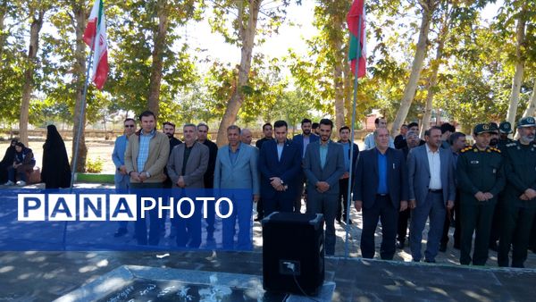 گلباران مزار شهدای اهر به‌مناسبت آغاز هفته دفاع مقدس