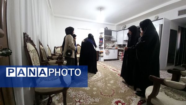 دیدار دانش‌آموزان دبیرستان بهار آزادی با همسر شهید مجید رجایی