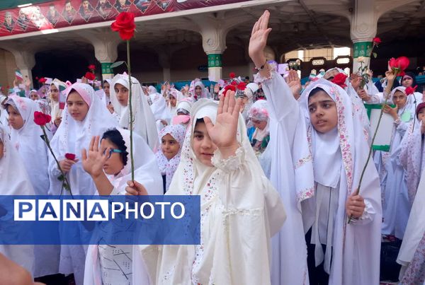 آیین تکلیف دختران دانش‌آموز قم در حرم حضرت معصومه(س)