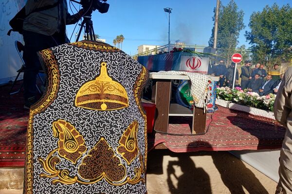 تشییع شهید قهرمان بر دستان پهلوانان خوزستان