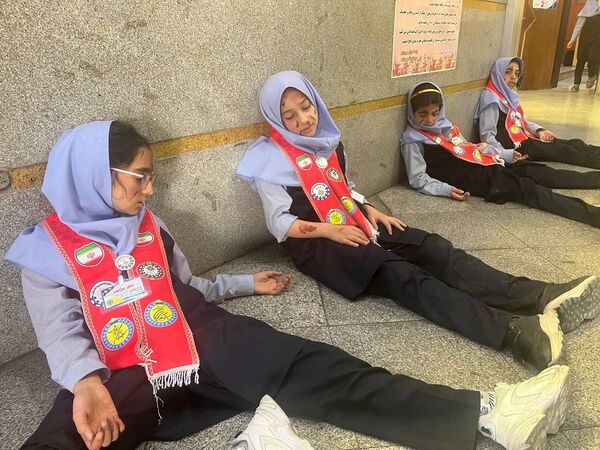 برگزاری مانور زلزله دردبستان آرمینه مصلی نژاد ناحیه ۶
