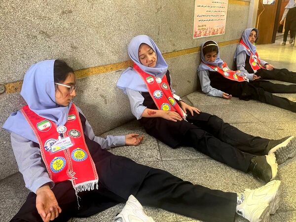 برگزاری مانور زلزله دردبستان آرمینه مصلی نژاد ناحیه ۶