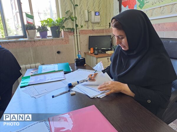 تحویل کارنامه دانش‌آموزان در مدرسه سید میرزایی