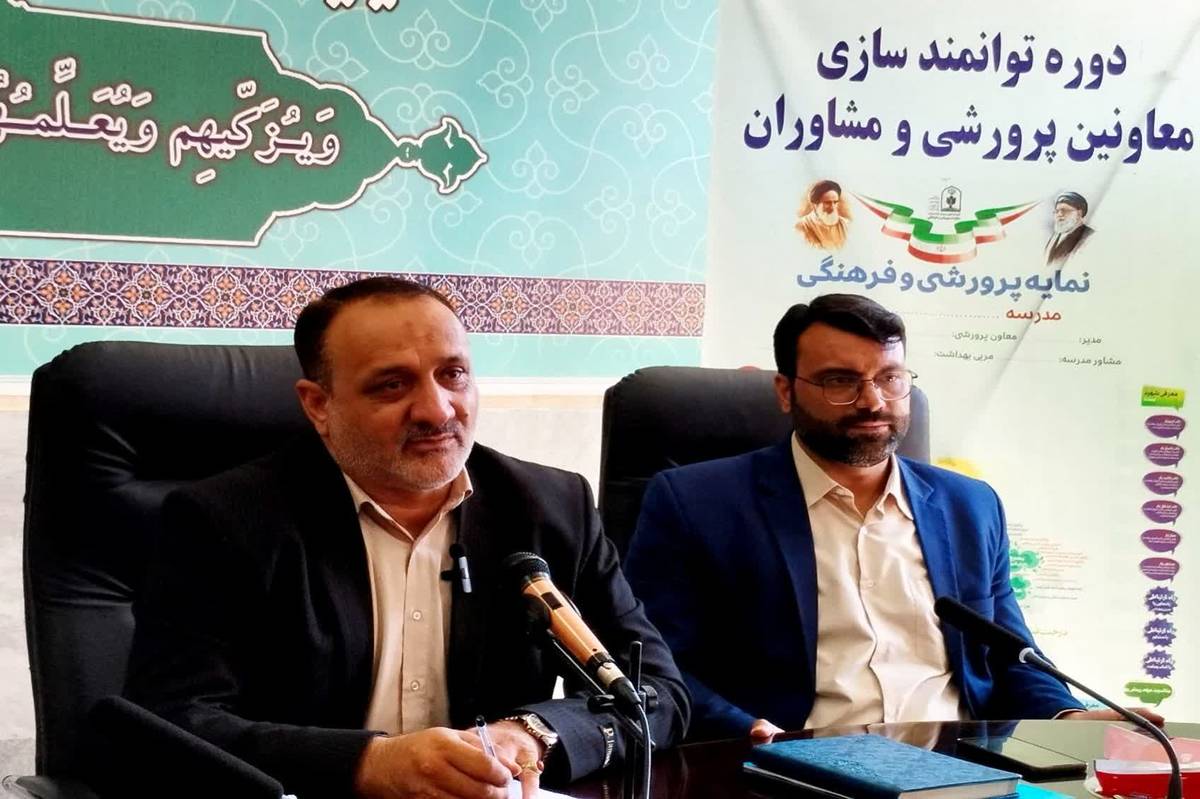 دانش آموزان در مراسم صبحگاه نظم، مقررات و حضور به موقع در مدرسه را می‌آموزند