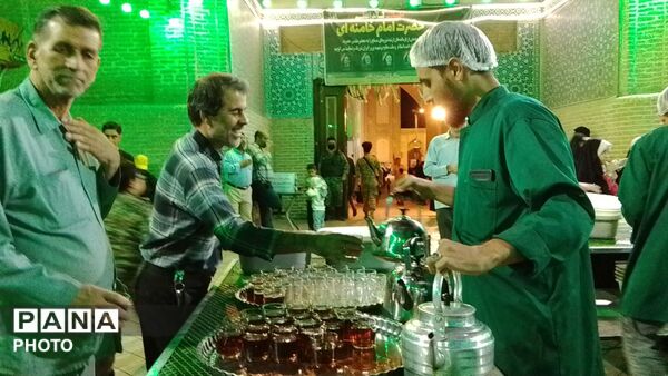 طعم خدمت و محبت؛ عطر فاطمی در «چایخانه حضرت زهرا (س)» پیچید