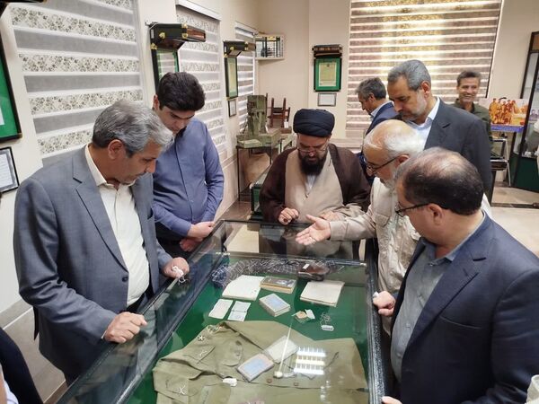 بازدید فرماندار کاشمر از موزه دفاع مقدس در زیارتگاه شهید مدرس(ره)