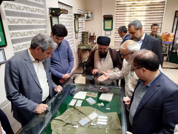 بازدید فرماندار کاشمر از موزه دفاع مقدس در زیارتگاه شهید مدرس(ره)