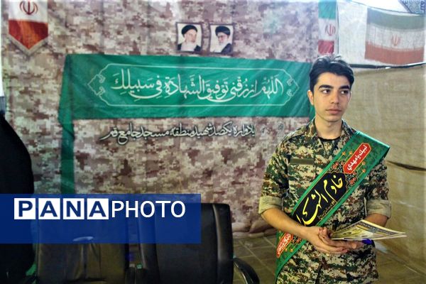 استقبال نوجوانان از غرفه‌های یادواره شهدای مسجد جامع قم