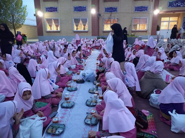  مراسم افطار در مدرسه فروردین طاهباز ناحیه ۵